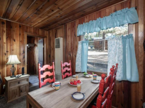 Pine Cabin, 2 Bedrooms, Fireplace, Midtown, Sleeps 6